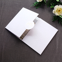 Porte-invitation de mariage personnalisé en cuir rigide blanc gaufré texture rose avec impression intérieure aquarelle pour mariage