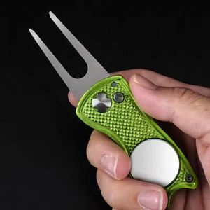 Herramienta para Reparar Divots con Marcador de Pelota de Golf Extraíble - Product Image 1