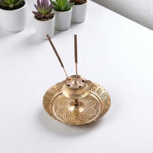 Quemador de incienso de latón hecho a mano con diseño floral de 6 cm de diámetro para uso religioso - Product Image 1