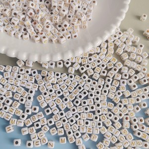 Vente en gros de perles de forme carrée en acrylique de 500g lettres de l'alphabet en <span class=keywords><strong>or</strong></span> de 5x5mm pour bijoux bracelets colliers et porte-clés - Product Image 5