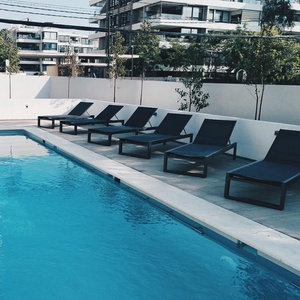 Chaises longues de <span class=keywords><strong>piscine</strong></span> Chaise longue contemporaine extérieure Chaise longue blanche de roue de lit de soleil Chaises longues de <span class=keywords><strong>piscine</strong></span> de fibre de verre - Product Image 2