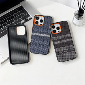 Coque de protection antichoc pour iPhone 17 avec motif <span class=keywords><strong>fibre</strong></span> de carbone et protection d'objectif <span class=keywords><strong>orange</strong></span> premium - Product Image 1