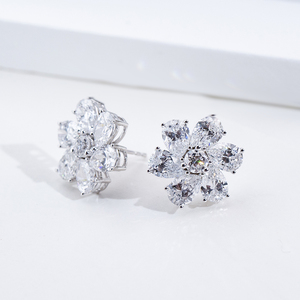 Boucles d'oreilles Messi Jewelry MSE-846 en or jaune 18 carats avec diamants ronds et en forme de poire pour femmes - Product Image 3