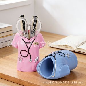 Portaplumas de uniforme de enfermera, organizador de escritorio artesanal de resina para uso en el hogar y la oficina - Product Image 3
