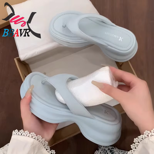 Sandalias de Plataforma Antideslizantes Negras de Diseño Moderno 2025, Chanclas Abiertas para Mujer, Planas, de Verano, para Playa, Versátiles y Fáciles de Poner - Product Image 2