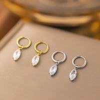 Pendientes de acero inoxidable para mujer con colgante de perla en forma de corazón y circonia y diseño geométrico.