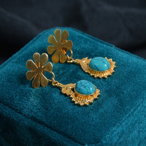 Hermosos Pendientes Largos Jhumka Hechos a Mano con Diseño Floral, Latón Chapado en Oro, Adornados con Turquesa, Estilo Minimalista, Certificados para Mujer - Product Image 3