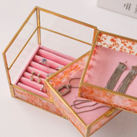 Boîte à bijoux en verre personnalisée avec cadre en métal doré, plateaux en velours rose et emplacements pour bagues, pour le rangement et la présentation de bijoux