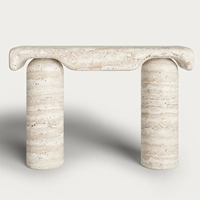 Table console sur mesure en pierre naturelle Rosso Levanto, base sculptée encastrée, pour hall d'entrée de villa de luxe