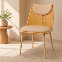 Chaise de salle à manger de style nordique avec dossier en forme de lune et coussin beige sur structure couleur miel