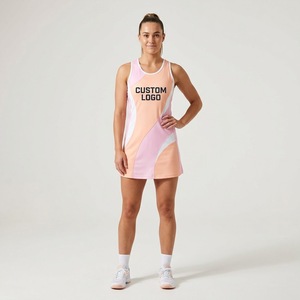 Uniforme de netball sans manches personnalisé pour femmes, couleur bordeaux et or, imprimé par sublimation, respirant, léger, durable, 100% polyester, personnalisable - Product Image 1