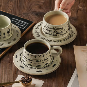 Elegante Juego de Taza y Platillo de Cerámica con Acabado Mate y Diseño Floral para Fiestas - Product Image 1