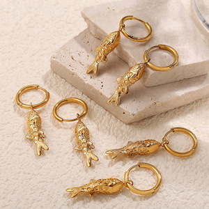 ต่างหูห่วงรูปปลาสีทอง ไทเทเนียมเหล็กชุบทอง 18k ซีรีส์มหาสมุทร ดีไซน์รูปสัตว์ เครื่องประดับแฟชั่น - Product Image 2