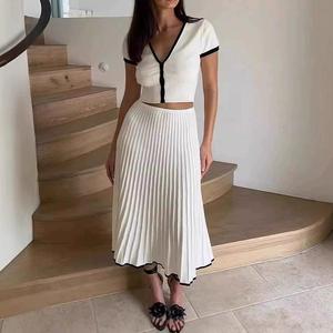 ชุดเซ็ตสองชิ้นสำหรับผู้หญิง แฟชั่นกระโปรงพลีทสั้น คอวี แขนสั้น ผ้าถักสีพื้นเรียบง่าย สไตล์ลำลอง - Product Image 2