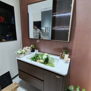 Armoire de salle de bain murale marron avec rangement et miroir, lavabo à bords arrondis et corps d'armoire arrondi - Product Image 4