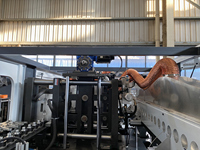 Machine de soufflage de bouteilles PET entièrement automatique MT-300 à 3 cavités, machine de moulage par soufflage de bouteilles à haute vitesse pour les bouteilles d'eau et de boissons