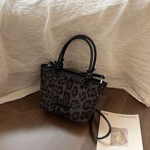 Bolso de Hombro de Gran Capacidad a la Moda para Mujer. Textura con Patrón de Leopardo. Se Puede Transportar a Mano o Llevar Cruzado al Hombro.8003 - Product Image 1