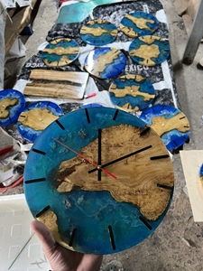 Horloge murale en résine époxy et bois massif naturel, décoration artistique Océan Bleu, article de luxe, vente en gros fabricant - Product Image 5