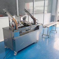 Machine commerciale multifonctionnelle de fabrication de petits biscuits de production à micro échelle de trucs de sandwich à coulée automatique