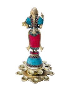 Statue de femme debout en laiton, finition pierre, Diya en laiton, Diya pour Puja, Diya avec travail en pierre - Product Image 3