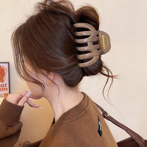 Pinza de Pelo Casual con Diseño de Calabaza Grande, Estilo Retro, con Textura de Madera Acrílica, para la Parte Posterior de la Cabeza, Diseño de Tiburón con Resorte - Product Image 4