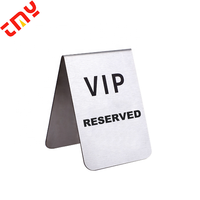 Signe de table réservé en métal triangulaire en acier inoxydable personnalisé de haute qualité pour Restaurant