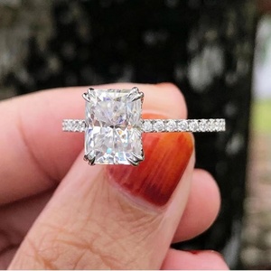 Bagues de fiançailles, d'anniversaire et de mariage pour femmes, en or blanc 14 carats, avec halo caché, double griffes, moissanite taille radiant 3 carats - Product Image 2