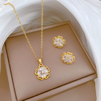 Set Perhiasan Wanita Populer Bahan Stainless Steel Lapis Emas 18k Zirkon Model Clover Kupu-kupu Hati Liontin Kalung dan Anting untuk Hadiah