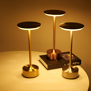 Fabbrica ristorante Bar batteria ricaricabile Cordless portatile lampada <span class=keywords><strong>da</strong></span> <span class=keywords><strong>tavolo</strong></span> sensore tattile LED luci <span class=keywords><strong>da</strong></span> <span class=keywords><strong>tavolo</strong></span> con paralume in metallo - Product Image 3