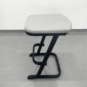 Escritorio Individual para Estudiantes con Superficie de Plástico y Estructura Metálica 400x600x750mm, Duradero para Uso Escolar, Diseño Minimalista - Product Image 2