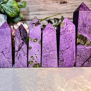 Venta al por mayor de Fanshi: Varita cuadrada de cristal curativo natural Purporita, torre de Stichtita morada profunda para decoración - Product Image 1