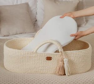 Panier à langer pour bébé en coton crocheté 100% fait main avec un coussin en mousse épais et un matelas imperméable - Product Image 1