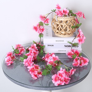 Guirlandes décoratives en fleurs de cerisier artificielles en soie pour mariage et décoration intérieure - Product Image 1