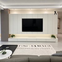 Meuble TV mural moderne en bois écologique et durable pour salon, appartement, villa – Meuble TV personnalisé avec portes et tiroirs sans poignées