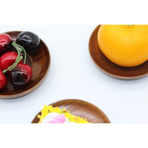 Platos redondos de madera maciza de estilo japonés hechos a mano para frutas, aperitivos, té, café y fiestas. - Product Image 5