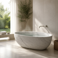 Baignoire ovale autoportante en marbre de Carrare italien avec rebord épais et arrondi et siège intérieur profilé pour projet de salle de bain de penthouse