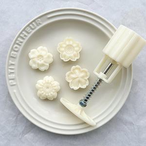 Nouvelle arrivée 4 pièces fleur Mooncake moule antiadhésif <span class=keywords><strong>Sakura</strong></span> motif main presse idéal pour la mi-automne Festival cuisson - Product Image 4