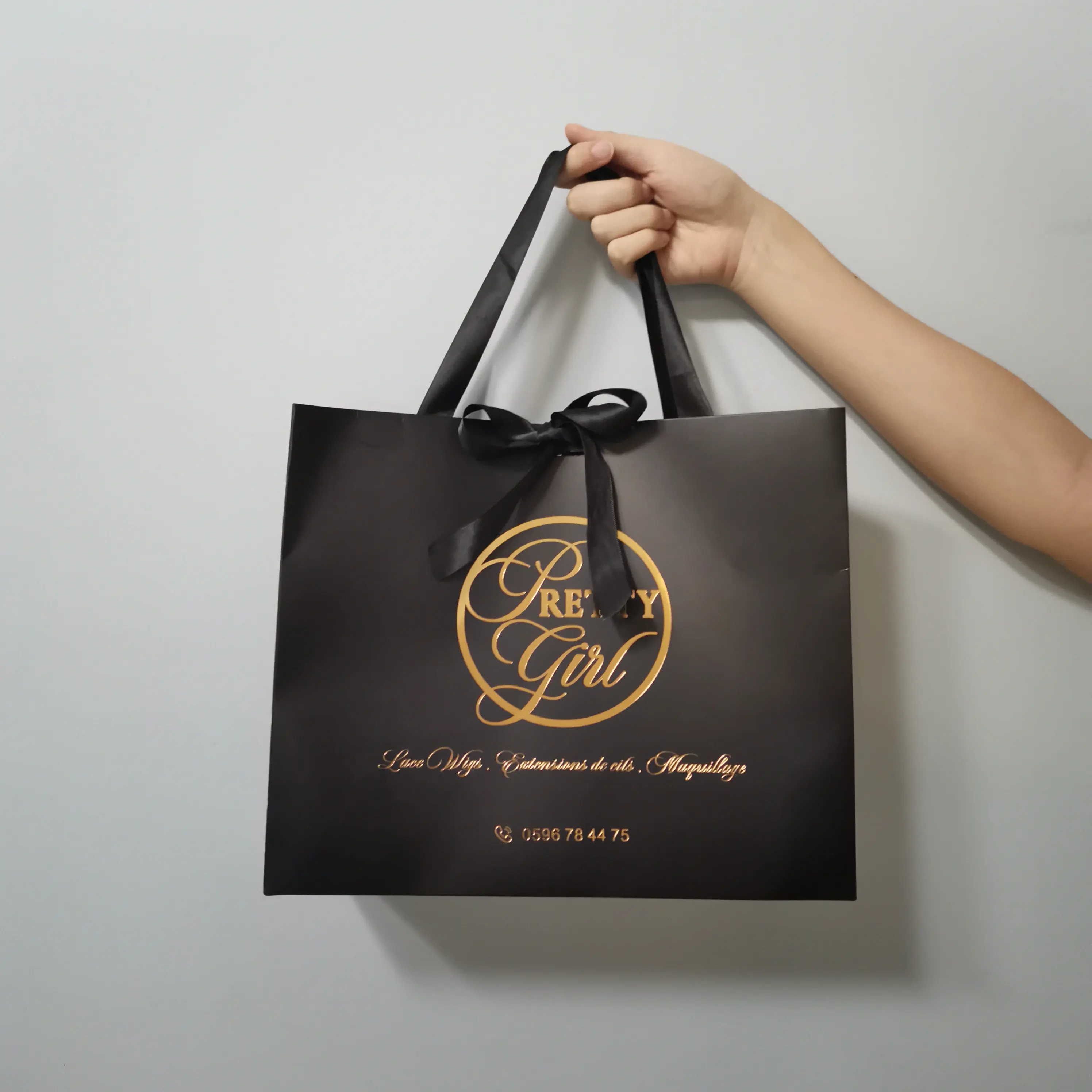 Özel logolu kağıt alışveriş ambalaj çantası baskı altın hediye için şerit kolu ile hediye çantası kendi logo ile