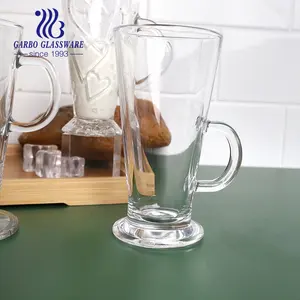 Tasse en verre à café irlandais au lait sur pied d'usine en vente en gros Tasse en verre au design gravé d'Irlande Tasse à secouer pour café avec poignée