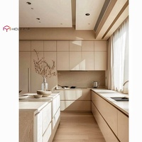 Meubles de cuisine modulaires modernes écologiques 2026 personnalisés couleur claire avec finition laquée, robinet d'évier et option plan de travail en marbre