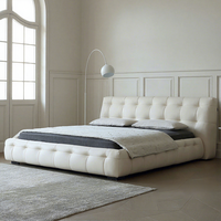 Lit double en chêne capitonné en tissu bouclé Teddy blanc doux, style italien moderne, avec cadre en forme de guimauve, disponible en tailles Twin et King Size