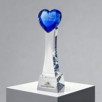 Trophées en cristal élégants avec des sommets en forme de cœur et de diamant, collection de design noble