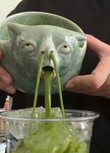 Bol en céramique amusant pour chat avec motifs de vomissements et de mucosités, verseur de matcha et séparateur d'œufs, et plat à sauce hilarant pour chaton avec motif de nez qui coule - Product Image 4