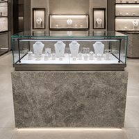 Comptoir de présentation de bijoux moderne, vitrine en verre transparent, cadre en métal noir, base en marbre gris, LED pour les magasins de bijoux haut de gamme