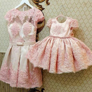 Robe de cérémonie personnalisée pour enfants, entièrement en dentelle, avec manches courtes et broderies, pour petites filles - Product Image 4