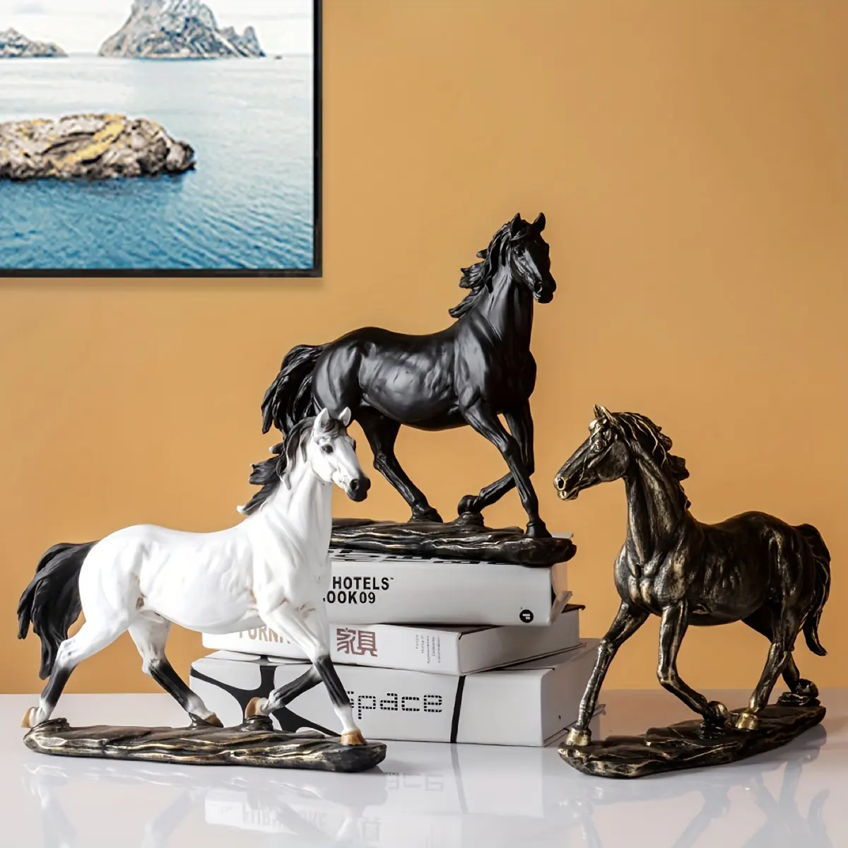 Escultura de estátua de cavalo de corrida elegante em resina para decoração de casa e escritório, presente de ano novo, atacado de fábrica