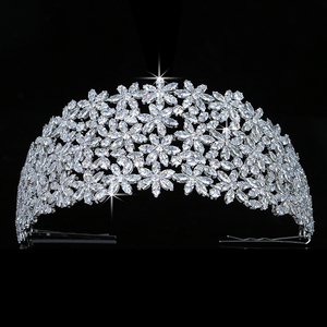 Corona con Fiori Design Elegante Accessori per Capelli da Sposa per Donne Tiara e Corona con Zirconi per Feste BC5460 - Product Image 1