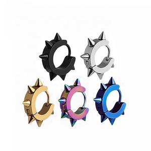 <span class=keywords><strong>Orecchini</strong></span> a Cerchio con Borchie in <span class=keywords><strong>Acciaio</strong></span> <span class=keywords><strong>Chirurgico</strong></span> Punk, Gioielli per Piercing all'Orecchio - Product Image 6