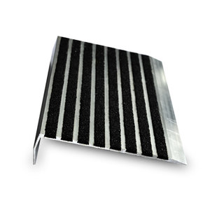 Nez de <span class=keywords><strong>bande</strong></span> de roulement d'escalier en aluminium de sécurité <span class=keywords><strong>antidérapante</strong></span> extérieure avec des bandes de <span class=keywords><strong>carborundum</strong></span> - Product Image 5