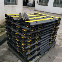 Protector de Cables de Alta Calidad, Resistente a Altas Temperaturas, de Goma, para Uso en Exteriores, con Dos Canales y Diseño de Reductor de Velocidad